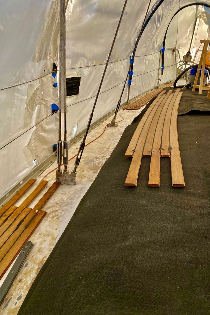 immagine restauro teak bordo imbarcazione